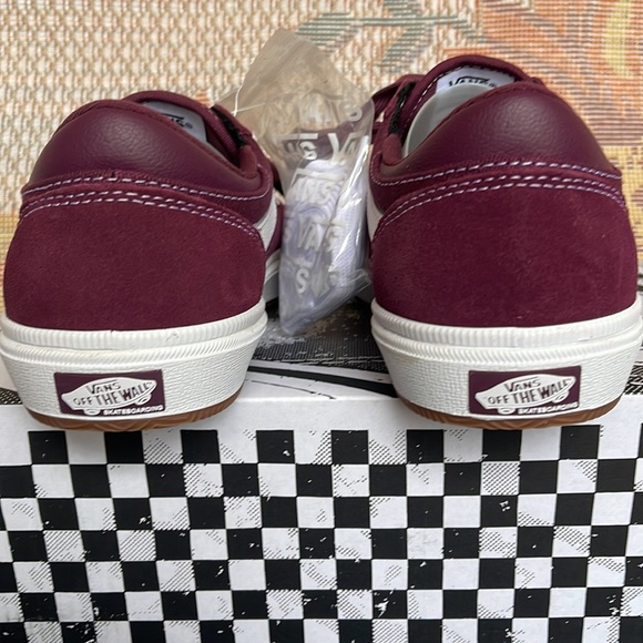 Vans WMNS Gilbert Crockett
Mauve Wine
VN0A5JIFALO
Sneakers - Picture 14 of 16